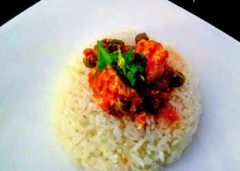 This Velvety Butter Mutter Paneer Curry recipe requires you to smother peas & cottage cheese in a creamy gravy & soak it up with rice or roti